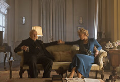 Gary Oldmanas ir Kristin Scott Thomas filme &bdquo;Tamsiausia valanda&ldquo;