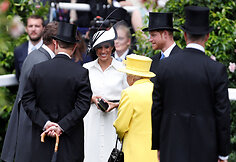 Sasekso hercogienė Meghan, karalienė Elizabeth II ir princas Harry