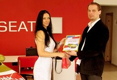 Laura Neni&scaron;kienė ir Autoplius.lt rinkodaros vadovas Andrius Pie&scaron;kus