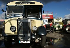 Senovinių angliškų autobusų paroda senturgyje