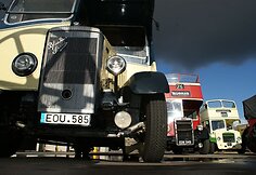 Senovinių angliškų autobusų paroda senturgyje