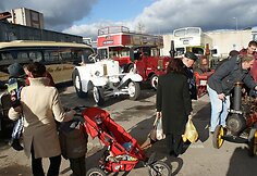 Senovinių angliškų autobusų paroda senturgyje