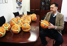 Arvydas Sabonis pasira&scaron;inėja ant kamuolių, kurie keliaus į Afriką