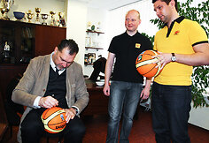 Arvydas Sabonis pasira&scaron;inėja ant kamuolių, kurie keliaus į Afriką