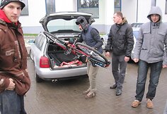 &bdquo;Audi&ldquo; klubo nariai įteikė dviratį sunkiai besiverčiančiai &scaron;eimai
