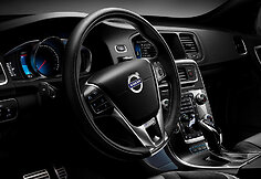 „Volvo V60 Plug-in Hybrid“ su „R Design“ apdaila