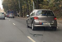„Toyota Yaris“ Vilniuje važinėjo su nutraukta degalinės žarna