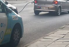 „Toyota Yaris“ Vilniuje važinėjo su nutraukta degalinės žarna