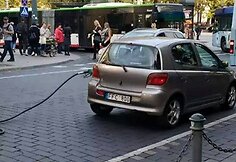 „Toyota Yaris“ Vilniuje važinėjo su nutraukta degalinės žarna