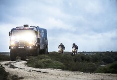 Motociklininkai žino, jog už savęs išvydus vieną iš sunkvežimių, trauktis būtina