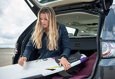 &bdquo;Jaguar Land Rover&ldquo; automobilių maketai tampa banglentėmis