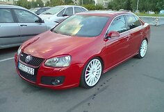 Važiuojamojoje dalyje &bdquo;numestas&ldquo; &bdquo;Volkswagen Golf&ldquo;