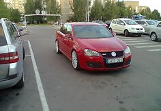 Važiuojamojoje dalyje &bdquo;numestas&ldquo; &bdquo;Volkswagen Golf&ldquo;