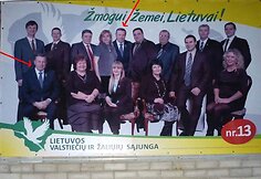 Plakatas, kuriame tas pats kandidatas pavaizduotas du kartus 