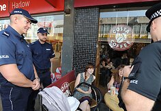 Lenkų policininkai patruliuoja Harlou mieste