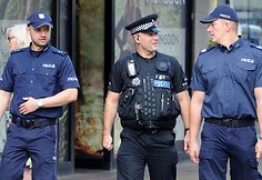 Lenkų policininkai patruliuoja Harlou mieste