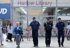 Lenkų policininkai patruliuoja Harlou mieste
