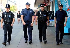 Lenkų policininkai patruliuoja Harlou mieste