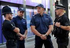 Lenkų policininkai patruliuoja Harlou mieste