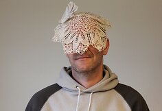 Spektaklio „Feast Fashion“ aktoriai vilkės benamių kurtus kostiumus