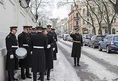 Tradicinės vėliavos pakėlimo ceremonijos akimirka