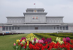 Saulės rūmai &ndash; pati sakraliausia vieta &Scaron;iaurės Korėjoje, kurioje guli kremuoti Kim Il Sung bei Kim Jong Il kūnai