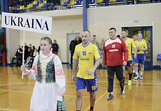 Varėnoje įvyko žiūrovų susidomėjimo ir teigiamų atgarsių sulaukęs tarptautinis veteranų rankinio turnyras „Ukrainos ambasadoriaus taurė 2018“.