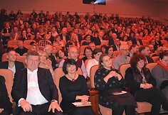 Varėnoje baigėsi jau de&scaron;imtasis žymios kra&scaron;tietės, i&scaron; Senosios Varėnos kilusios režisierės Dalios Tamulevičiūtės profesionalių teatrų festivalis.