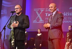 Varėnoje baigėsi jau de&scaron;imtasis žymios kra&scaron;tietės, i&scaron; Senosios Varėnos kilusios režisierės Dalios Tamulevičiūtės profesionalių teatrų festivalis.