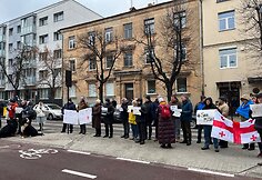 Sausio 4 d. Vilniuje prie Sakartvelo ambasados susirinkę žmonės reikalavo paleisti Michailą Saaka&scaron;vilį i&scaron; įkalinimo ir i&scaron;leisti jį gydytis Vakaruose