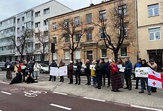 Sausio 4 d. Vilniuje prie Sakartvelo ambasados susirinkę žmonės reikalavo paleisti Michailą Saaka&scaron;vilį i&scaron; įkalinimo ir i&scaron;leisti jį gydytis Vakaruose