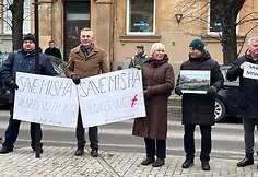 Sausio 4 d. Vilniuje prie Sakartvelo ambasados susirinkę žmonės reikalavo paleisti Michailą Saaka&scaron;vilį i&scaron; įkalinimo ir i&scaron;leisti jį gydytis Vakaruose