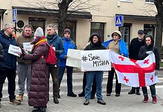 Sausio 4 d. Vilniuje prie Sakartvelo ambasados susirinkę žmonės reikalavo paleisti Michailą Saaka&scaron;vilį i&scaron; įkalinimo ir i&scaron;leisti jį gydytis Vakaruose