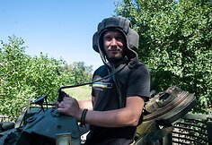 Prie Bachmuto žuvęs tanko ekipažas: Andrijus Melnykas (vairuotojas-mechanikas), Vitalijus Kobecas (ekipažo vadas) ir Serhijus Leontjevas (kulkosvaidininkas)