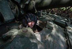 Prie Bachmuto žuvęs tanko ekipažas: Andrijus Melnykas (vairuotojas-mechanikas), Vitalijus Kobecas (ekipažo vadas) ir Serhijus Leontjevas (kulkosvaidininkas)
