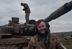 Prie Bachmuto žuvęs tanko ekipažas: Andrijus Melnykas (vairuotojas-mechanikas), Vitalijus Kobecas (ekipažo vadas) ir Serhijus Leontjevas (kulkosvaidininkas)