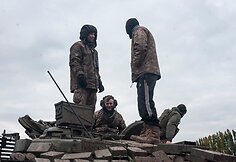 Prie Bachmuto žuvęs tanko ekipažas: Andrijus Melnykas (vairuotojas-mechanikas), Vitalijus Kobecas (ekipažo vadas) ir Serhijus Leontjevas (kulkosvaidininkas)