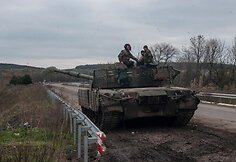 Prie Bachmuto žuvęs tanko ekipažas: Andrijus Melnykas (vairuotojas-mechanikas), Vitalijus Kobecas (ekipažo vadas) ir Serhijus Leontjevas (kulkosvaidininkas)