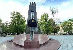 Vilniuje priešais Vyriausybę esantis V.Kudirkos paminklas aprengtas džemperiu „Man ne dzin“