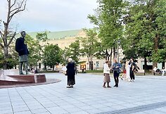 Vilniuje priešais Vyriausybę esantis V.Kudirkos paminklas aprengtas džemperiu „Man ne dzin“