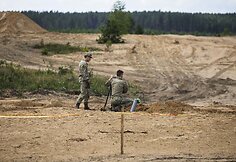 Pabradės poligone kariuomenė simuliuoja rusi&scaron;ką artileriją: testuojamas naujai įrengiamų gynybos pozicijų atsparumas 