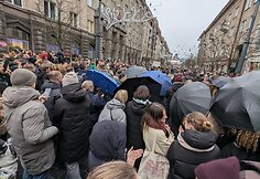 Protestuotojai Lauryną Ragelskį blokavo skėčiais
