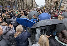 Protestuotojai Lauryną Ragelskį blokavo skėčiais