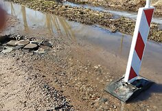 Priekulės seniūnijoje vanduo i&scaron;graužė kelią