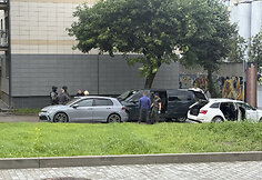 „Aro“ pareigūnai prie Kauno geležinkelių stoties atlieka kratą automobilyje