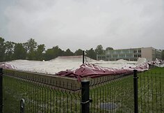 Panevėžyje audra apgadino futbolo maniežo kupolą