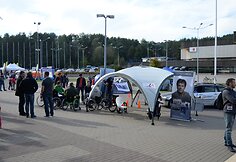 mobilių klubas surengė dar vieną akciją, skirtą neįgaliesiems vairuotojams. Vilniuje pristatytas automobilis, skirtas neįgaliųjų žmonių vairavimo įgūdžiams lavinti