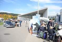 mobilių klubas surengė dar vieną akciją, skirtą neįgaliesiems vairuotojams. Vilniuje pristatytas automobilis, skirtas neįgaliųjų žmonių vairavimo įgūdžiams lavinti