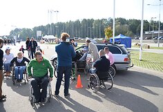 mobilių klubas surengė dar vieną akciją, skirtą neįgaliesiems vairuotojams. Vilniuje pristatytas automobilis, skirtas neįgaliųjų žmonių vairavimo įgūdžiams lavinti