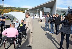mobilių klubas surengė dar vieną akciją, skirtą neįgaliesiems vairuotojams. Vilniuje pristatytas automobilis, skirtas neįgaliųjų žmonių vairavimo įgūdžiams lavinti
